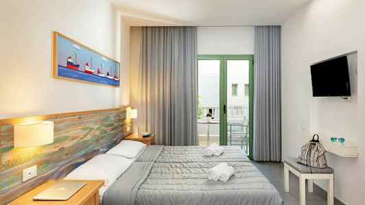 Hotellihuone, jossa kaksi erillistä sänkyä, kalustettu parveke ja seinään kiinnitetty televisio. (Tekoälyn luoma teksti)