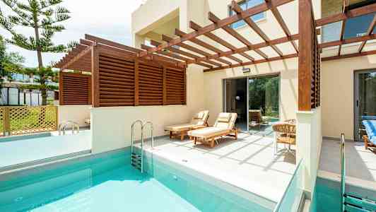 Yksityinen uima-allas, jossa aurinkotuoleja puisen pergolan alla. (Tekoälyn luoma teksti)