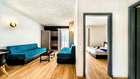 Hotellihuone, jossa on olohuone ja makuuhuone. (Tekoälyn luoma teksti)