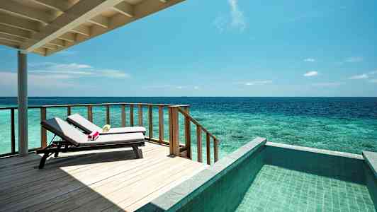 Terassi, jossa aurinkotuoleja, merinäköala ja uima-allas. (Tekoälyn luoma teksti)