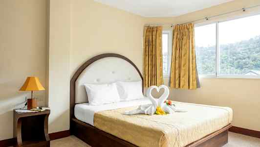 Huone, jossa sänky ja sydämen muotoisia koristeita. (Tekoälyn luoma teksti)