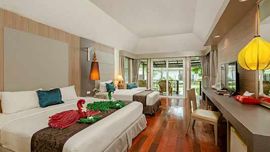 Hotellihuone, jossa kaksi sänkyä, pyyhedekorointeja, työpöytä ja veranta näkymällä. (Tekoälyn luoma teksti)