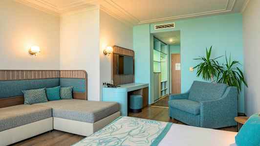 Hotellihuone, jossa on siniset ja beiget sävyt ja minimalistinen moderni sisustus. (Tekoälyn luoma teksti)