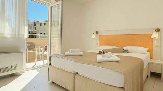 Huone, jossa parivuode ja näkymä parvekkeelle. (Tekoälyn luoma teksti)