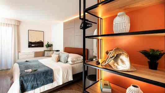 Moderni ja tyylikäs makuuhuone sisustusyksityiskohdilla. (Tekoälyn luoma teksti)