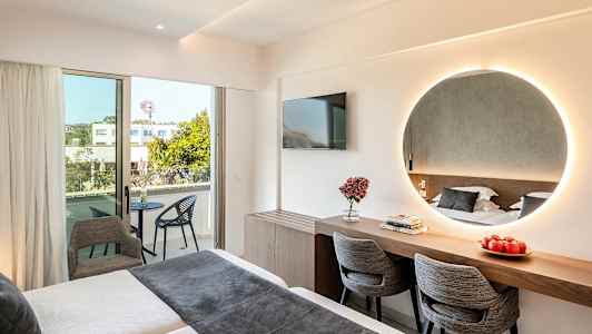 Moderne hotelli huone, jossa sänky, peili, kirjoituspöytä, tuolit ja parveke. (Tekoälyn luoma teksti)