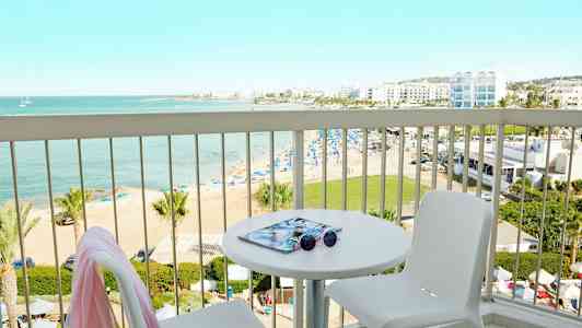 Näkymä parvekkeelta rannalle ja merelle. (Tekoälyn luoma teksti)