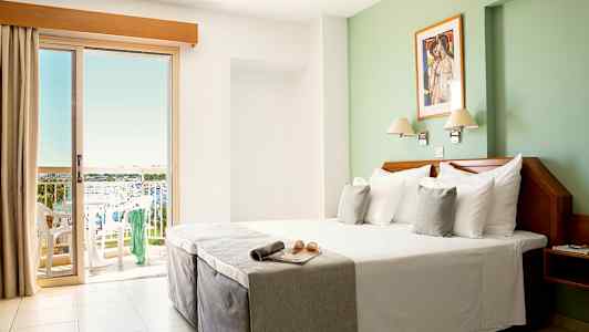 Hotellihuone, jossa on parivuode ja parveke näkymällä. (Tekoälyn luoma teksti)