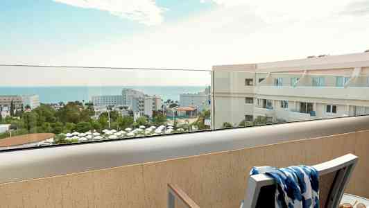 Näkymä parvekkeelta hotellialueelle ja merelle. (Tekoälyn luoma teksti)