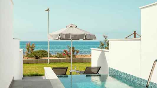 Yksityinen uima-allas näkymällä merelle ja vehreyteen. (Tekoälyn luoma teksti)