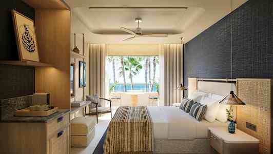 Hotellihuone, jossa on vaalea sisustus ja näkymä palmuille ja merelle. (Tekoälyn luoma teksti)