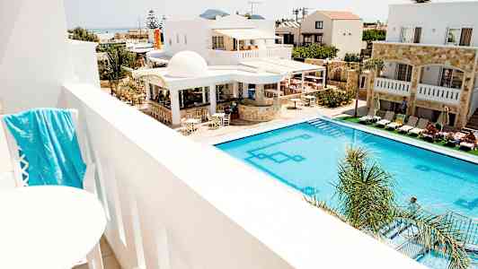 Näkymä parvekkeelta uima-altaalle ja hotellirakennuksiin. (Tekoälyn luoma teksti)