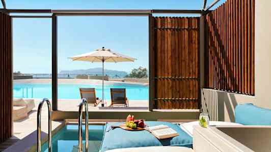 Aurinkotuoleja altaalla, varjo ja välipaloja päiväsängyllä. (Tekoälyn luoma teksti)