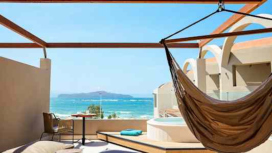 Kattoterassi, jolta on näkymä merelle, sisältää riippumaton, pöydän ja jacuzzin. (Tekoälyn luoma teksti)