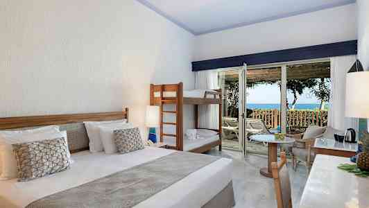 Hotellihuone, jossa parisänky, kerrossänky ja pääsy terassille merinäköalalla. (Tekoälyn luoma teksti)