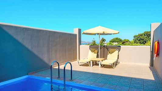 Yksityinen ulkouima-allas, jonka vieressä aurinkotuoleja ja varjo. (Tekoälyn luoma teksti)