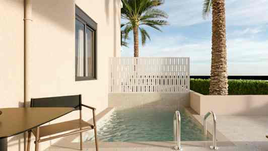 Pieni uima-allas terassilla, taustalla palmuja. (Tekoälyn luoma teksti)