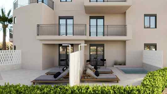 Kuva modernista rakennuksesta, jossa parvekkeita. Etualalla on yksityinen patio, jossa aurinkotuoleja ja pieni uima-allas. (Tekoälyn luoma teksti)