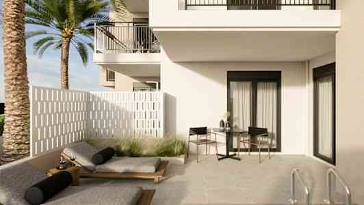 Valoisa ulkoterassi, jossa aurinkotuoleja, pöytä ja tuolit talon vieressä sekä uima-allas. (Tekoälyn luoma teksti)