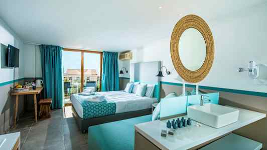 Moderni hotellihuone parivuoteella, peilillä ja hillitty sisustus. (Tekoälyn luoma teksti)