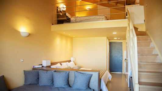 Huone kahdella vuodepaikalla ja portaat parvelle. (Tekoälyn luoma teksti)