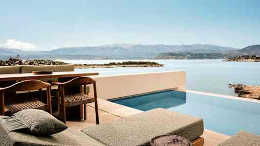 Terassi, jossa uima-allas ja näkymä merelle ja vuorille. (Tekoälyn luoma teksti)