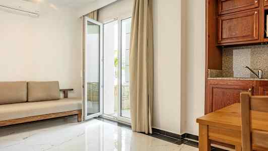 Modernisti sisustettu asunto, jossa avoin parvekeovi. (Tekoälyn luoma teksti)