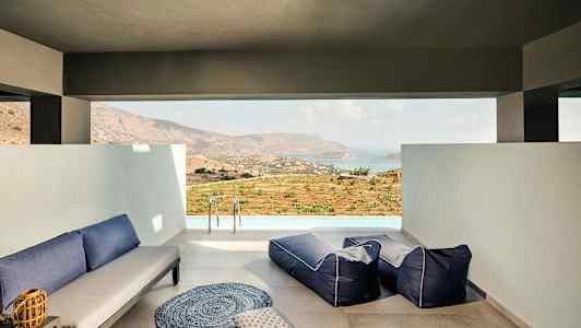 Oleskelutila istumapaikoilla ja näkymä maisemaan ja merelle. (Tekoälyn luoma teksti)