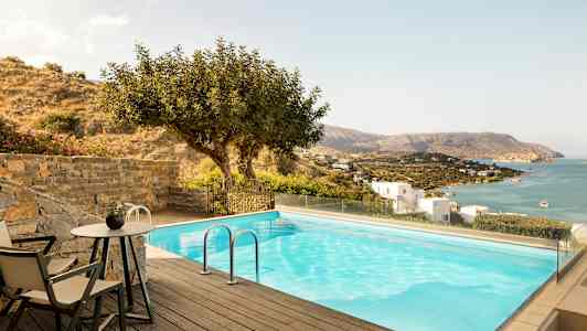 Uima-allas, josta on näkymä merelle ja rinteelle taloineen. (Tekoälyn luoma teksti)