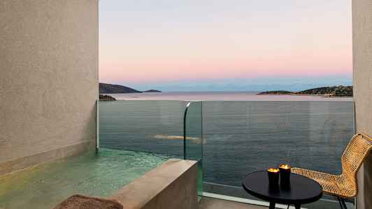 Näkymä merelle parvekkeelta, jossa on yksityinen uima-allas, pöytä ja tuoli. (Tekoälyn luoma teksti)