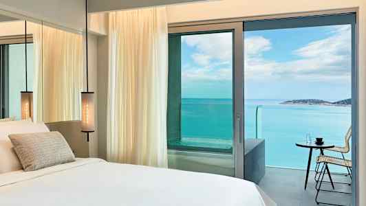 Hotellihuone, jossa merinäköala parvekkeen oven kautta. (Tekoälyn luoma teksti)