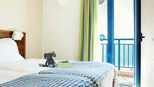 Huone, jossa parivuode ja merinäköala. (Tekoälyn luoma teksti)