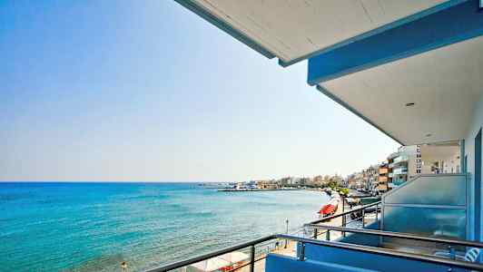 Näkymä parvekkeelta merelle ja rantakadulle. (Tekoälyn luoma teksti)