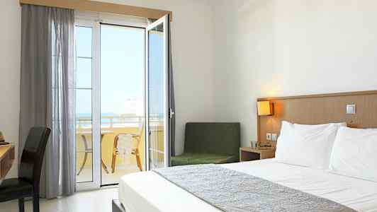 Hotellihuone, jossa on parivuode ja parveke maisemilla. (Tekoälyn luoma teksti)