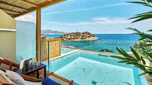 Näkymä terassin altaalta, taustalla meri ja kallioita. (Tekoälyn luoma teksti)