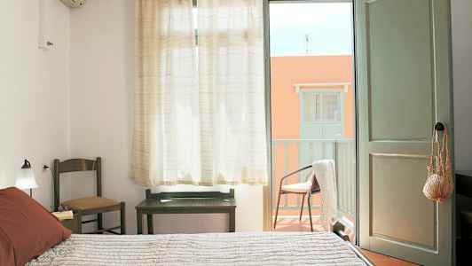 Makuuhuone, jossa avoin ovi parvekkeelle. (Tekoälyn luoma teksti)