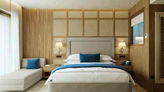 Hotellihuoneen sisustus, jossa on parivuode, yöpöytä ja tyylikäs sisustus. (Tekoälyn luoma teksti)