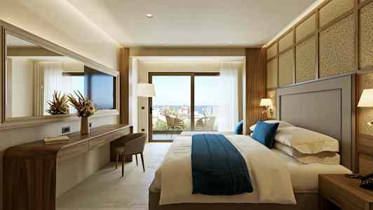 Hotellihuone, jossa suuri sänky ja ikkunat, jotka johtavat parvekkeelle näkymällä. (Tekoälyn luoma teksti)