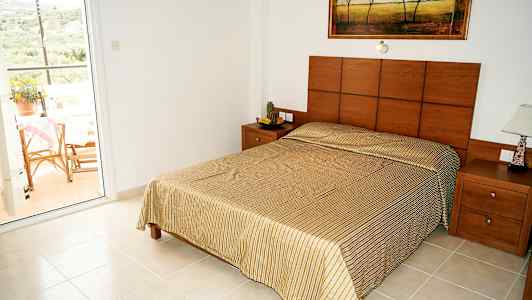 Makuuhuone, jossa on parivuode ja näköala parvekkeelle. (Tekoälyn luoma teksti)