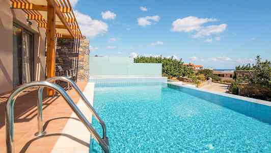 Infinity-allas talon luona, auringonpaiste ja näkymä vehreyteen ja taivaaseen. (Tekoälyn luoma teksti)