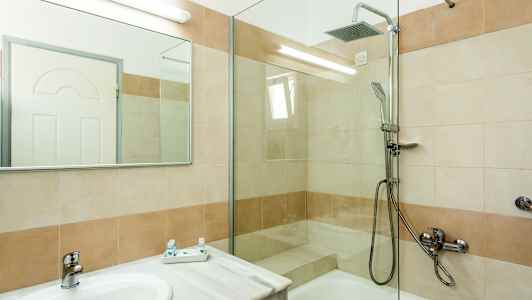 Kylpyhuone, jossa suihku ja pesuallas. (Tekoälyn luoma teksti)