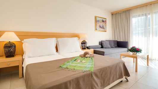 Hotellihuone, jossa parisänky, sohva ja pöytä. (Tekoälyn luoma teksti)