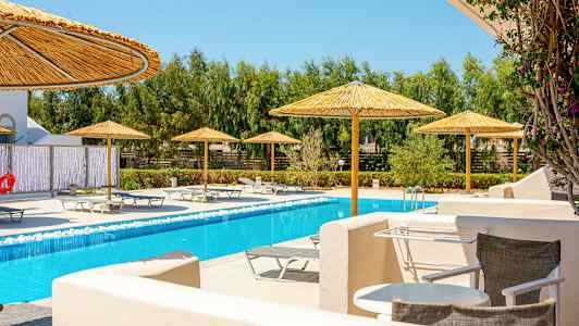 Uima-allasalue aurinkotuoleineen ja varjoineen. (Tekoälyn luoma teksti)