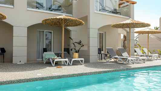 Aurinkotuoleja ja aurinkovarjoja altaalla vaalean rakennuksen vieressä. (Tekoälyn luoma teksti)