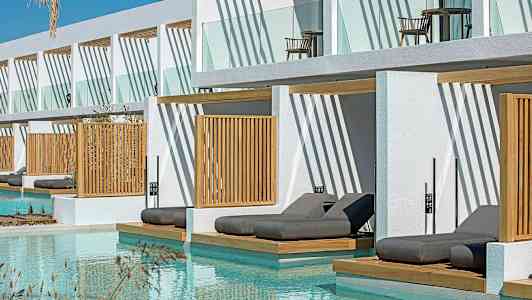 Makuuasentoja uima-altaan vieressä, taustalla moderneja rakennuksia. (Tekoälyn luoma teksti)