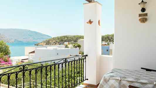 Parveke, jolta on näkymä merelle ja ympäröivään maisemaan. (Tekoälyn luoma teksti)