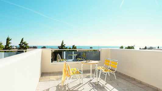 Terassi, jolla on pöytä ja tuoleja, näkymä merelle ja vehreyteen. (Tekoälyn luoma teksti)