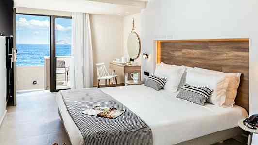 Kahden hengen huone parvekkeelta merinäköalalla. (Tekoälyn luoma teksti)