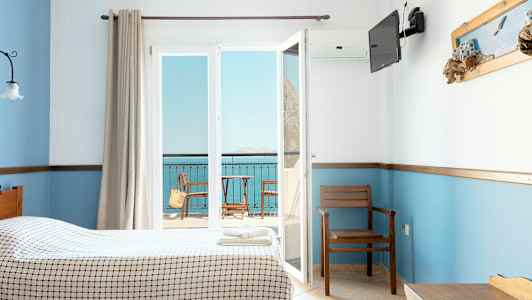 Hotellihuone, jossa kaksi sänkyä, näkymä parvekkeelle ja merelle. (Tekoälyn luoma teksti)