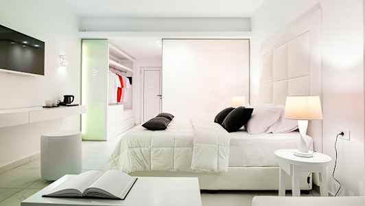 Moderni hotellihuone, jossa mukava parivuode, modernit huonekalut ja vaatekaappi. (Tekoälyn luoma teksti)